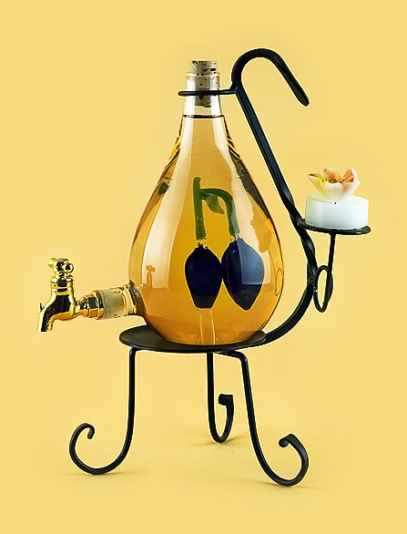 Бутылка на кованном стенде из стекла ручной работы