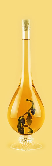 Бутылка с виноградной гроздью из стекла ручной работы