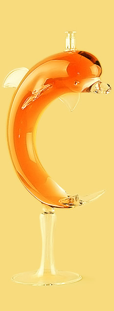 Бутылка дельфин на подставке из стекла ручной работы