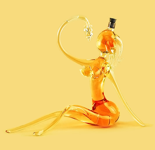 Девушка с виноградной гроздью из стекла ручной работы