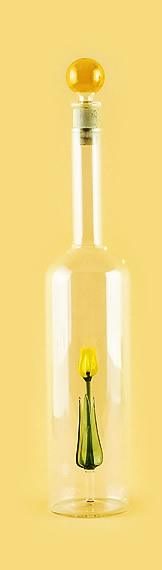 Бутылка с тюльпаном из стекла ручной работы