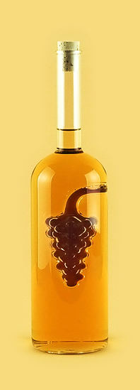 Бутылка с виноградной гроздью из стекла ручной работы