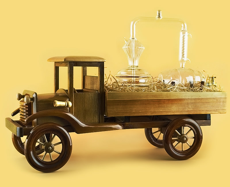 Грузовик со спиртзаводом из стекла ручной работы