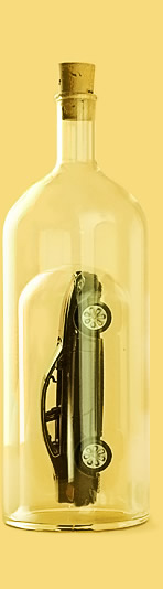 Бутылка с машиной марки «BMW» из стекла ручной работы