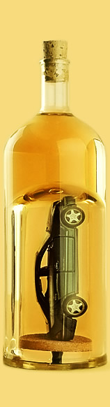 Бутылка с машиной марки «Mercedes» из стекла ручной работы